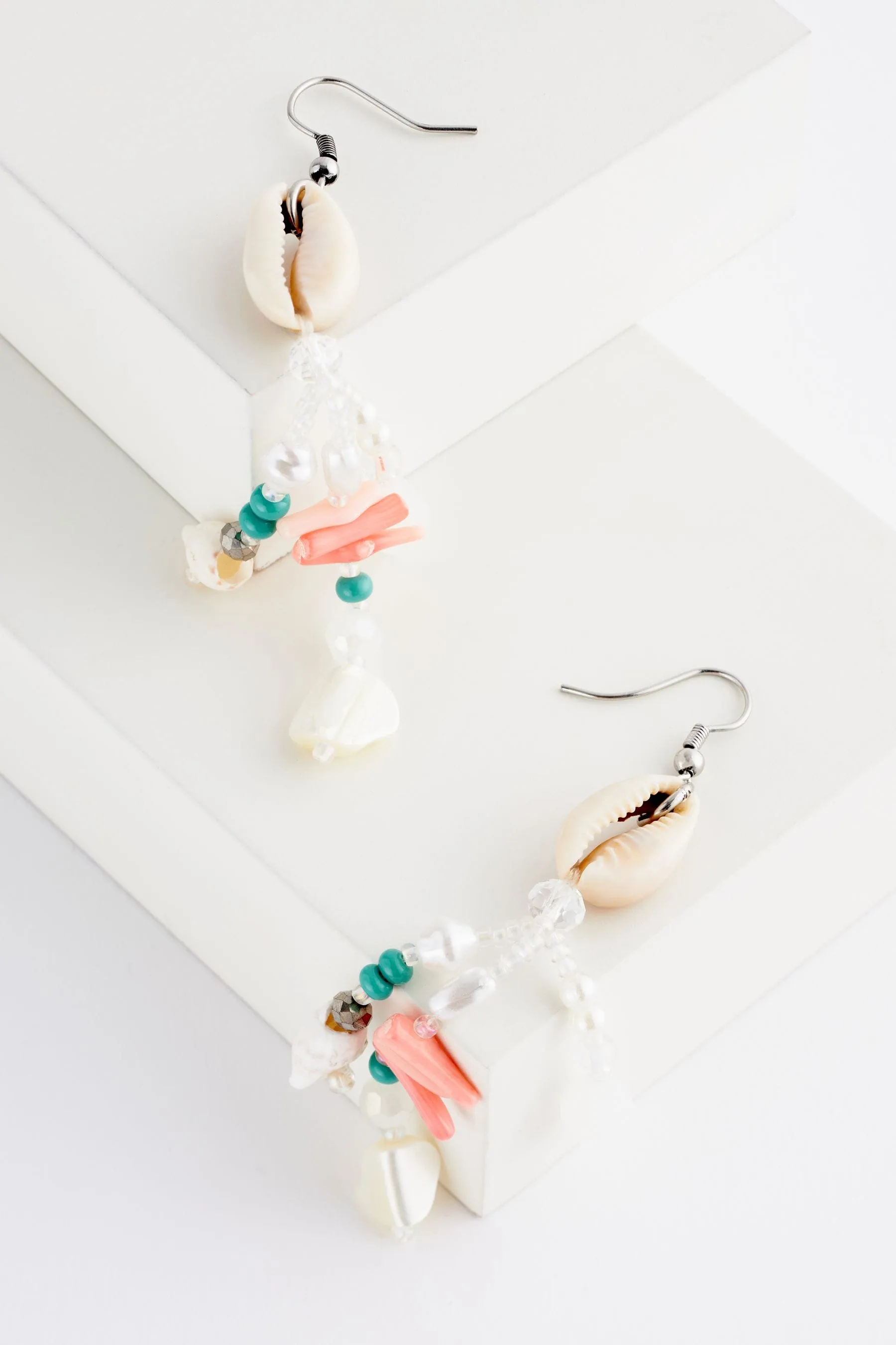 Bianco  - Orecchini pendenti con nappe e conchiglie