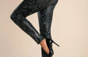 Leggings alla moda con stampa pelle di serpente, neri