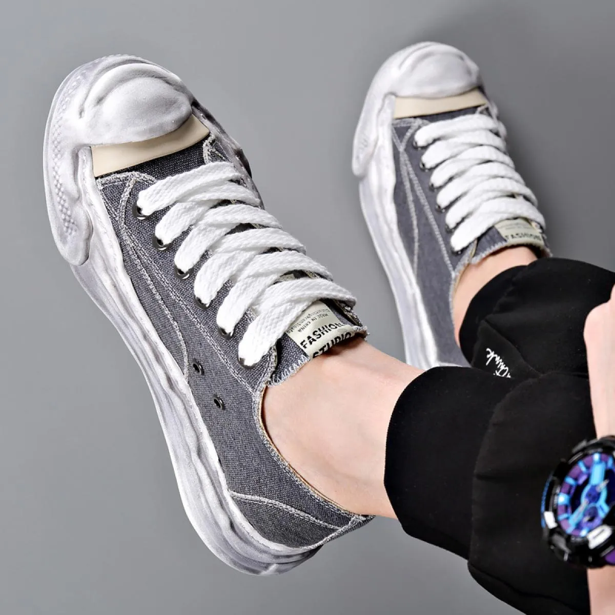 Scarpe da coppia Un paio di scarpe da papà traspiranti per l'estate 2023 Moda da uomo Scarpe sportive casual versatili per