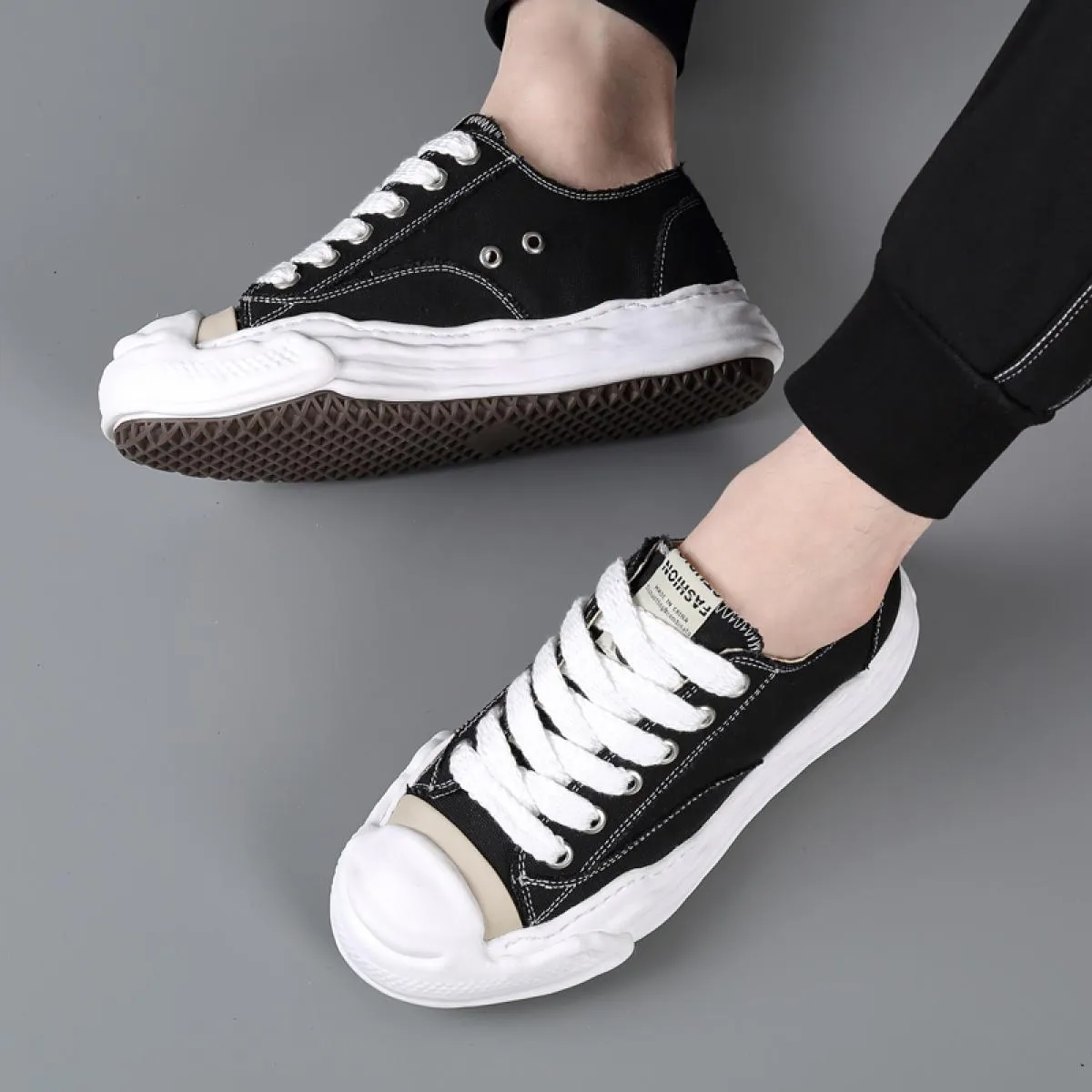 Scarpe da coppia Un paio di scarpe da papà traspiranti per l'estate 2023 Moda da uomo Scarpe sportive casual versatili per