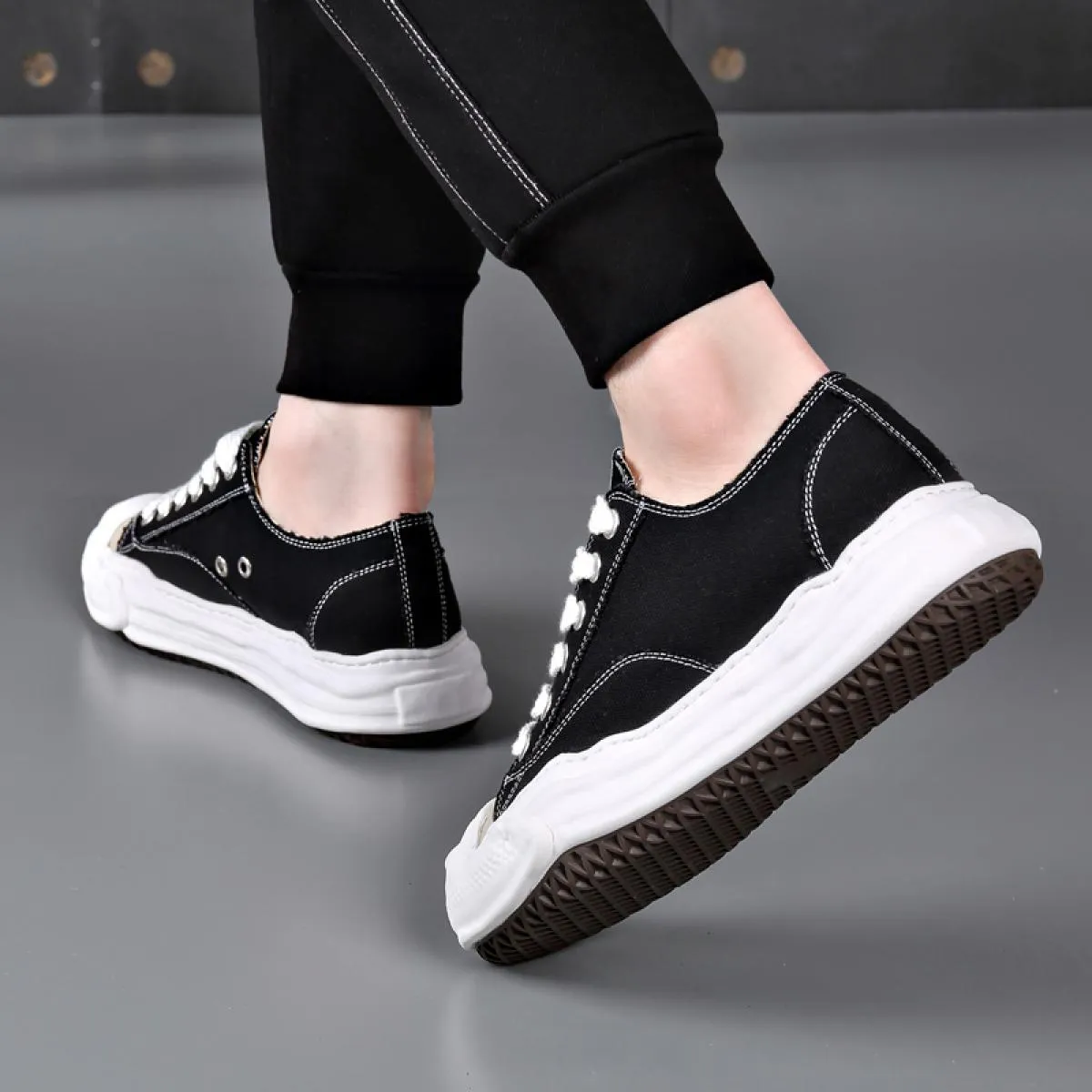 Scarpe da coppia Un paio di scarpe da papà traspiranti per l'estate 2023 Moda da uomo Scarpe sportive casual versatili per
