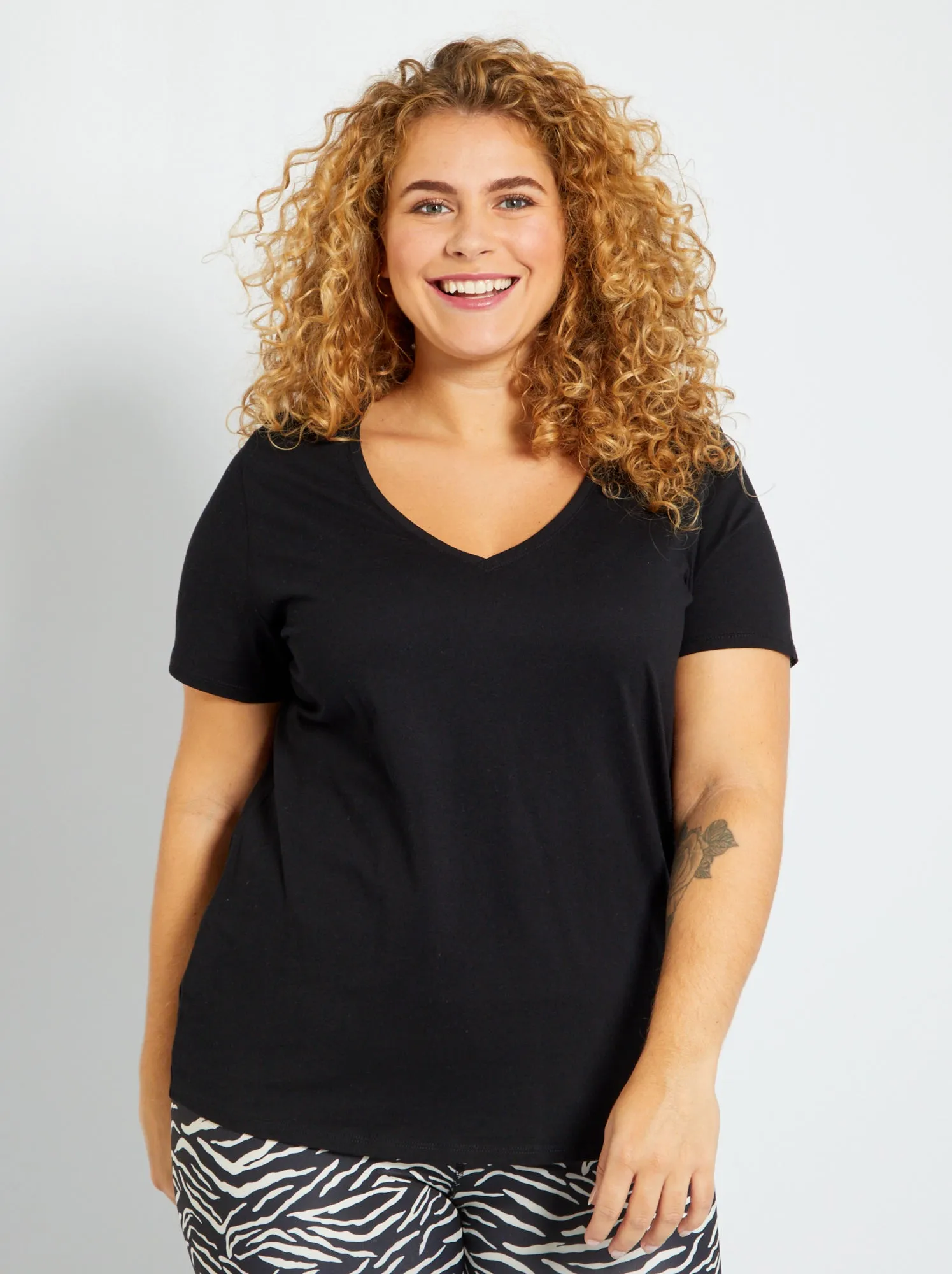 T-shirt in jersey con scollo a V - nero
