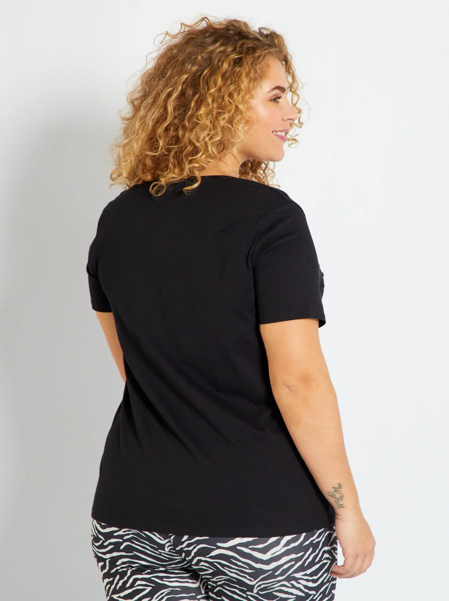 T-shirt in jersey con scollo a V - nero
