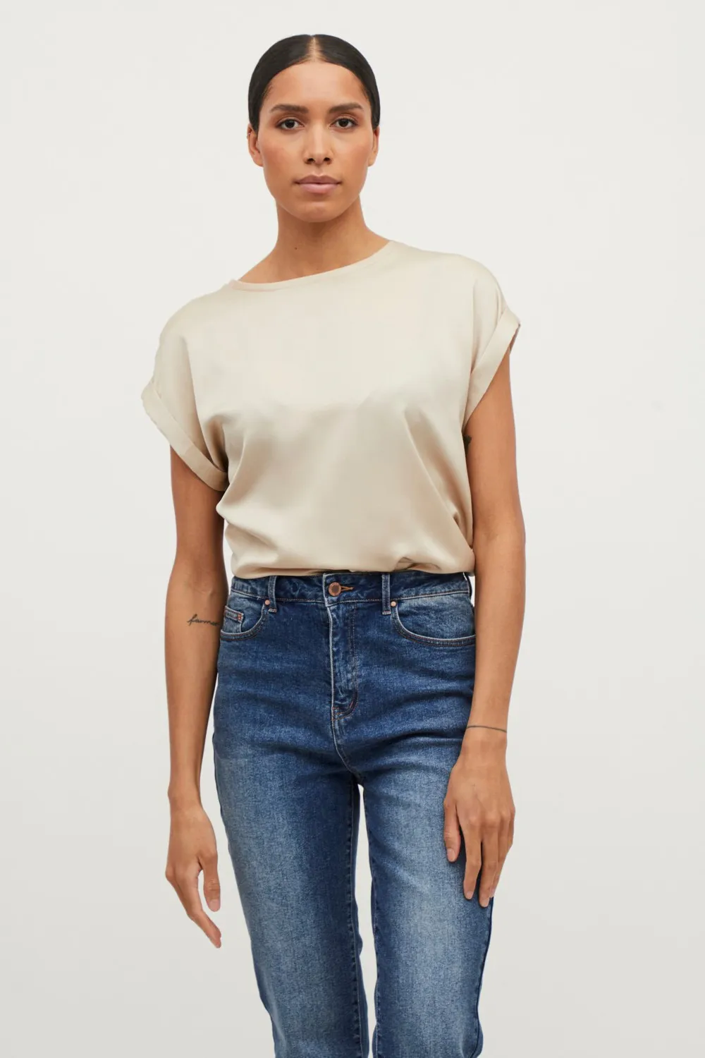 T-shirt Vila Clothes VIELLETTE S/S SATIN TOP/SU – NOOS Oro