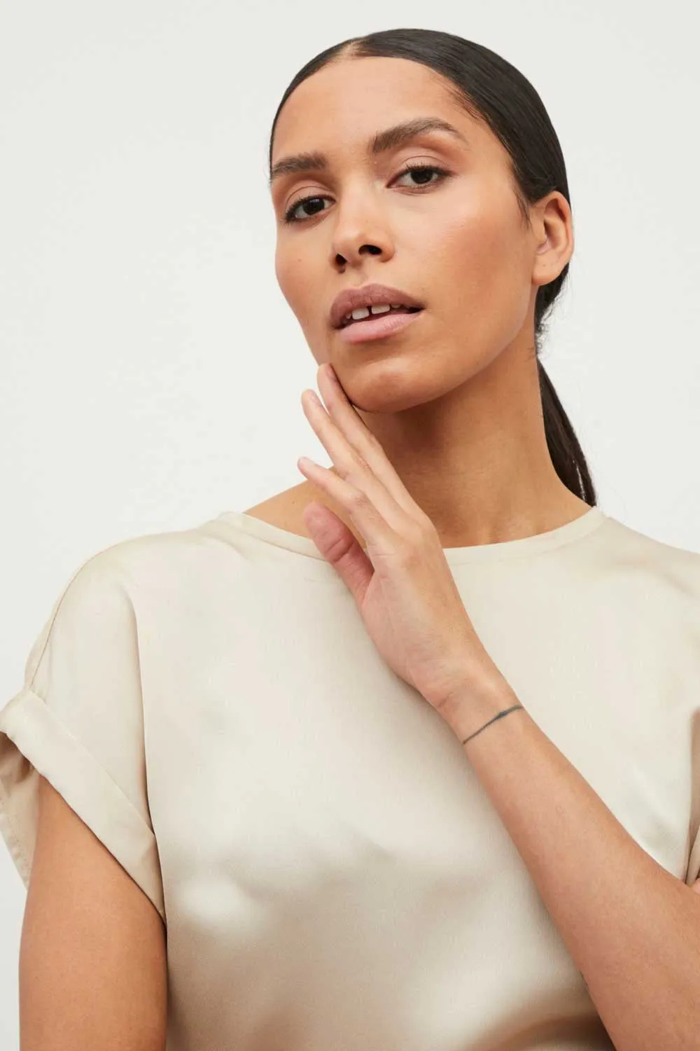 T-shirt Vila Clothes VIELLETTE S/S SATIN TOP/SU – NOOS Oro